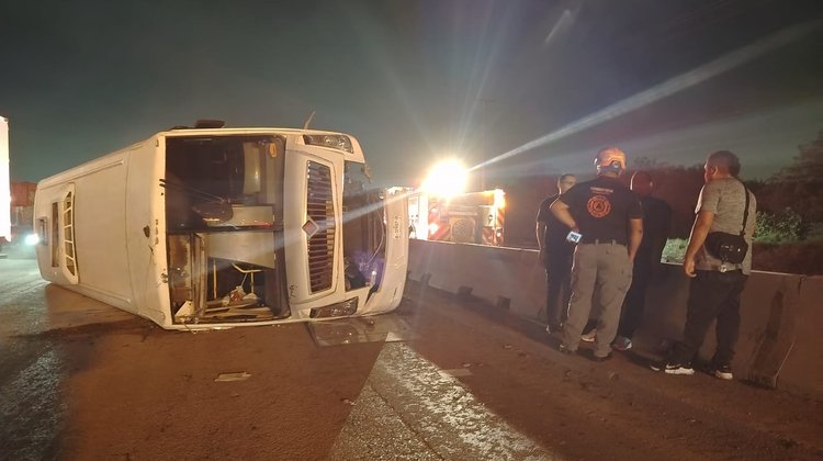 Vuelca camión de personal en Escobedo; 18 lesionados