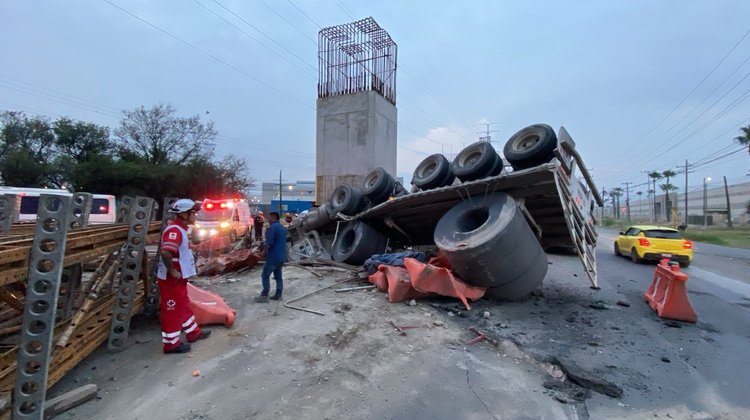Vuelca tráiler tras chocar en la avenida Miguel Alemán en Apodaca