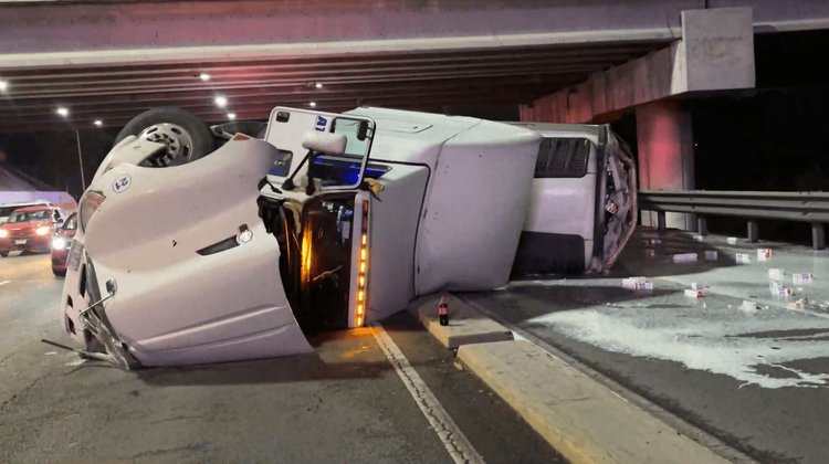 Vuelca tráiler cargado con productos lácteos en Morones Prieto