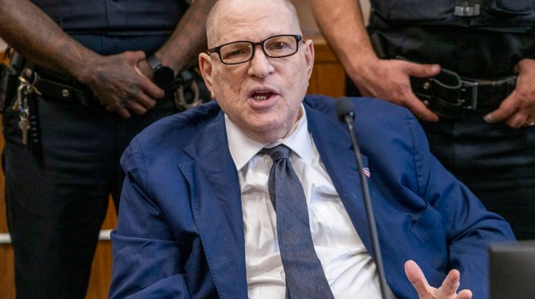 Harvey Weinstein evalúa declararse culpable en caso pendiente