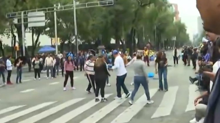 Maestros de la CNTE arman 'reta' durante manifestación en Reforma