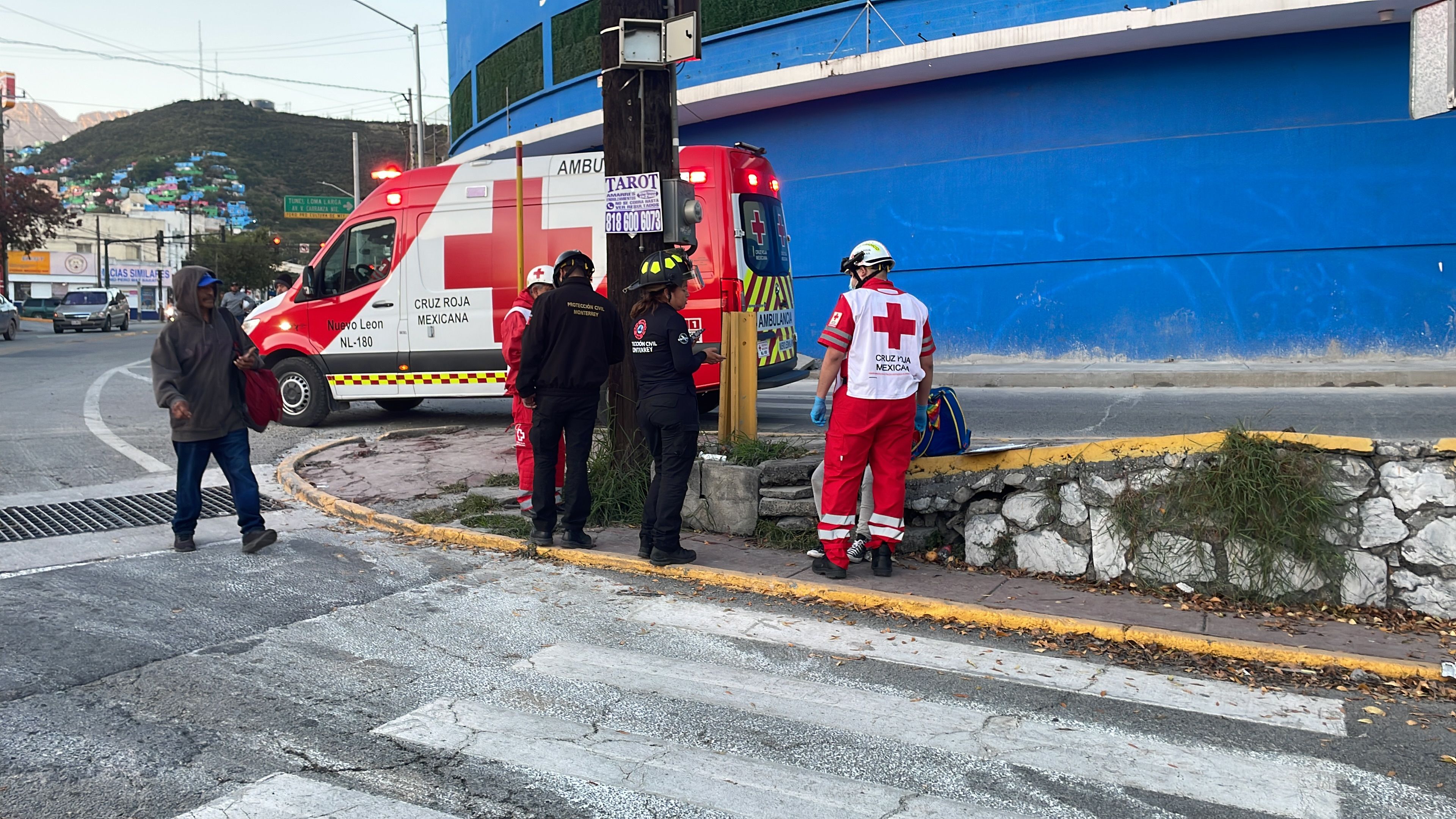 Atropellan a mujer y conductor se da a la fuga en Monterrey