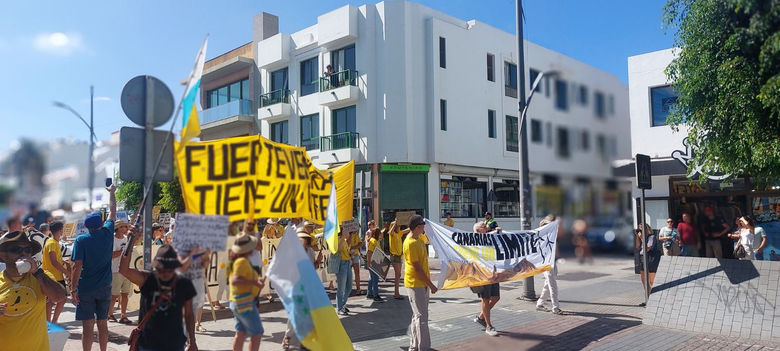 Miles de personas protestan en españa contra el turismo masivo foto ...