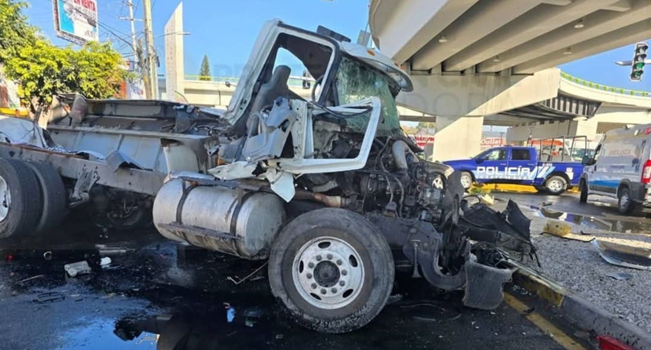 Pipa cae desde puente y aplasta dos vehículos en Querétaro