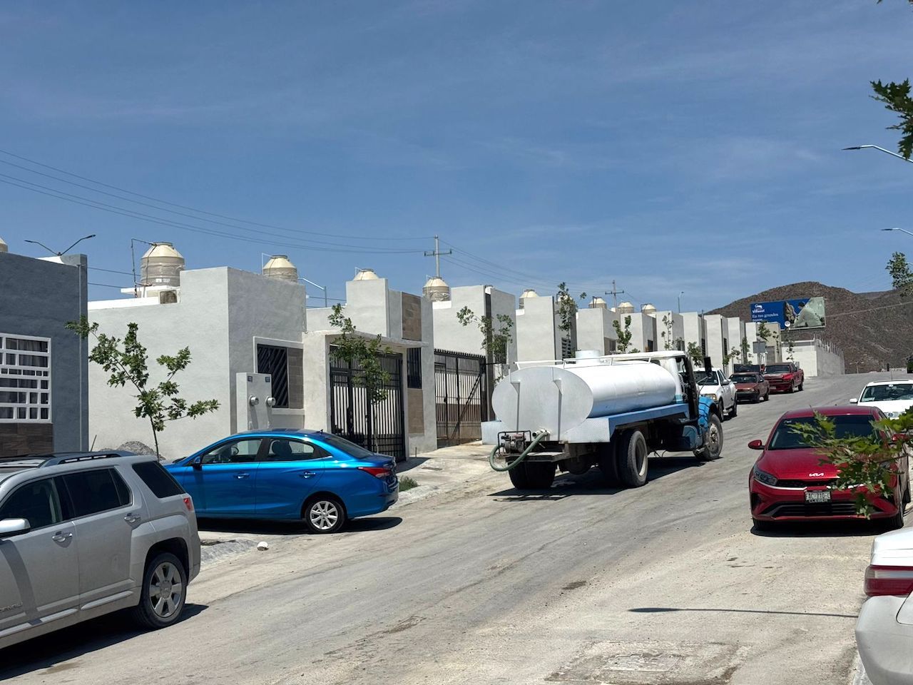 Abastecen de agua con pipas a sector de Ramos Arizpe