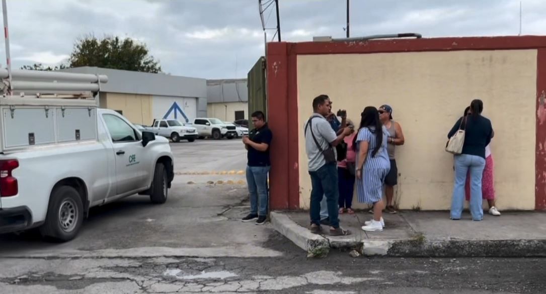 Vecinos protestan por falta de luz y la restablecen horas después
