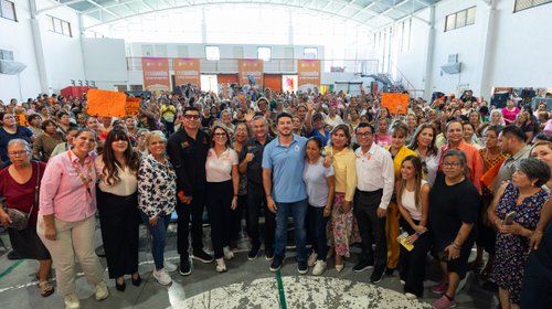 Entrega NL apoyos sociales a mujeres en Guadalupe