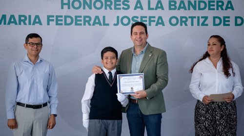 Javier Díaz realiza gira en escuelas y colonias de Saltillo