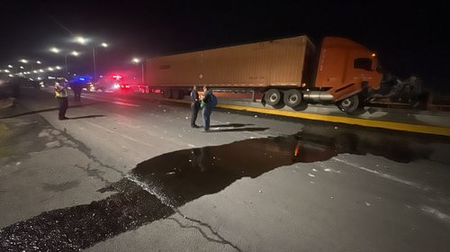Trailero dormita al volante en Blvd. Ramos Arizpe y se estrella