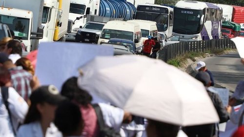 Trabajadores del IMSS bloquean la México-Pachuca