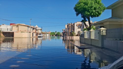Vecinos bloquean avenida por inundaciones en Ciudad Madero