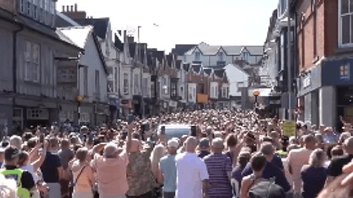 Multitud despide a Bonnie Tyler con emotivo cortejo en Gales