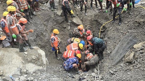 Rescatan a mujer y un hombre atrapados por 10 días en Nepal