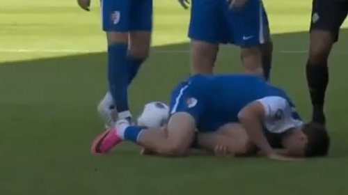 Mateo Chávez recibe entrada sobre su tobillo en la Eredivisie