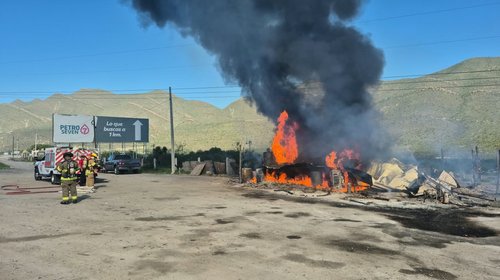 Se incendia negocio con contenedores en Ramos Arizpe