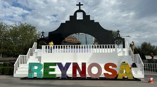 Reynosa honra a sus difuntos con monumental altar de muertos