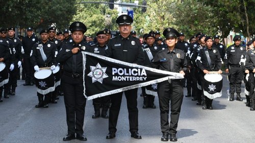 Oficiales regios desfilan por el aniversario de la Independencia