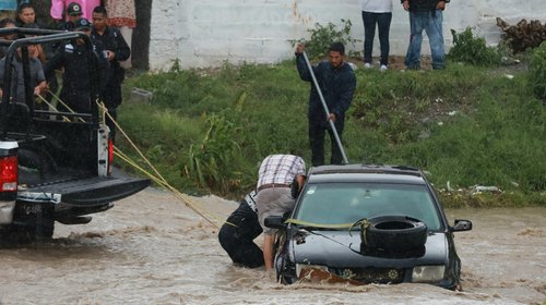Policías rescatan a conductor atrapado por corriente en Saltillo