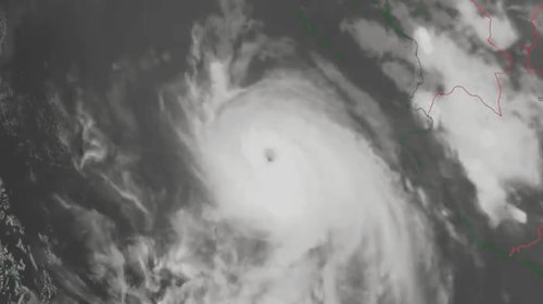 Simon baja a tormenta tropical frente al océano pacifico