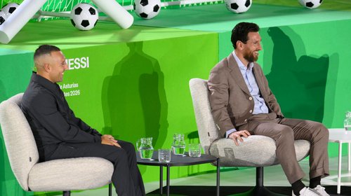Messi comparte con los niños su Premio Princesa de Asturias