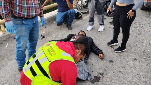 Joven motociclista sufre fractura tras choque con tráiler