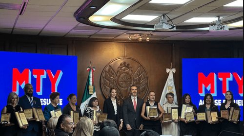 Docentes reciben el premio Miguel F. Martínez en Monterrey