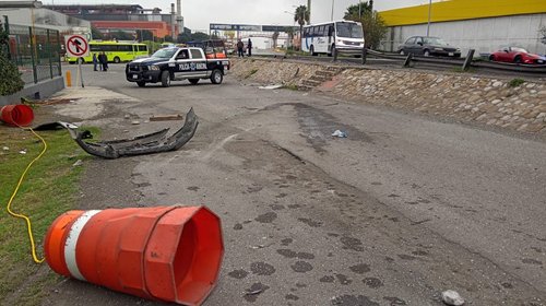 Mujer vuelca su vehículo tras presuntamente dormitar al volante