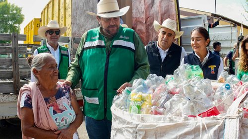 Ejidatarios de Ramos Arizpe intercambian reciclables por alimento