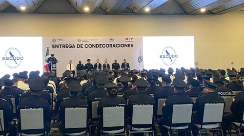 Reconocen a policías de Monterrey por meritos en el servicio