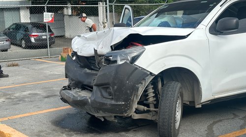 Choque en contraflujo deja daños en Garza Sada