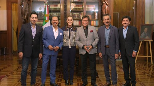 Recibe Sheinbaum a Los Tigres del Norte en Palacio Nacional