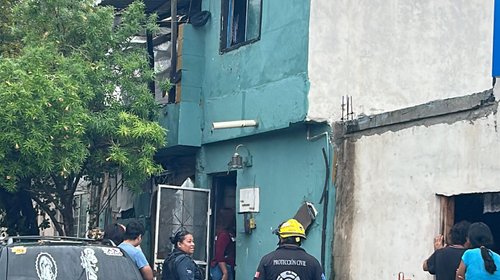 Derrumbe en Santa Catarina deja a dos personas atrapadas
