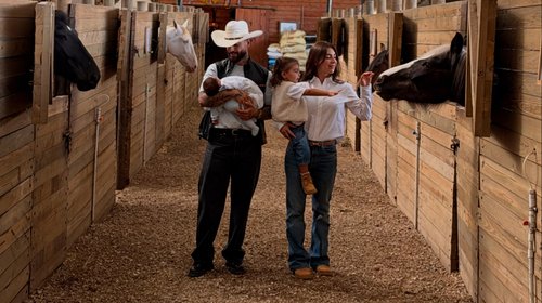 Maluma presume su faceta como papá de dos desde su rancho
