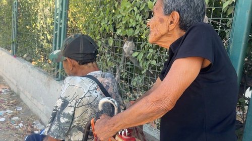 Madre e hijo solicitan ayuda para una cirugía de columna