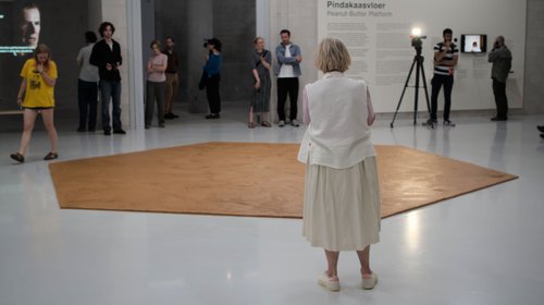 Museo recrea suelo de mantequilla de maní en homenaje a artista