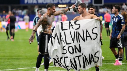 Exhibe Argentina manta sobre Malvinas y desata polémica