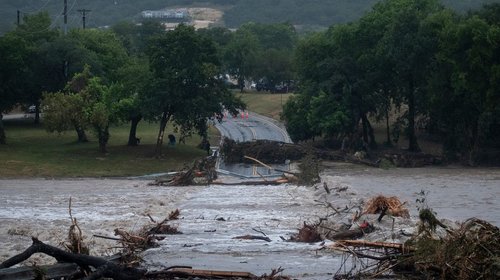 Inundaciones en Texas dejan dos muertos y cientos de rescates
