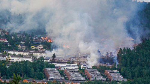 Incendio arrasa más de 100 viviendas en Drammen, Noruega