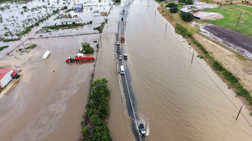 Suben a tres los muertos por inundaciones en Texas