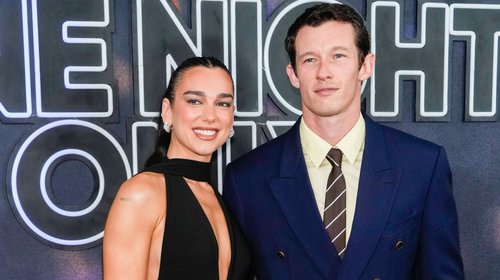 Dua Lipa y Callum Turner aparecen como esposos en alfombra roja