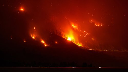 Incendios forestales en EUA y Canadá obligan a evacuaciones