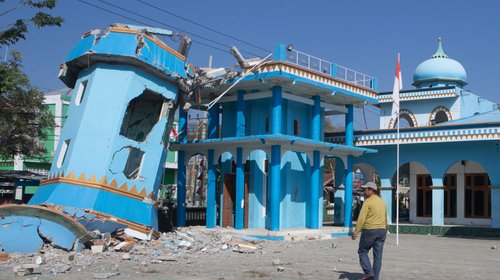 Nuevo sismo de 5.7 sacude Indonesia tras terremoto mortal