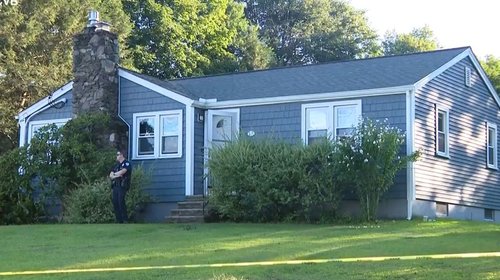 Mujer es buscada tras muerte de policía en Massachusetts