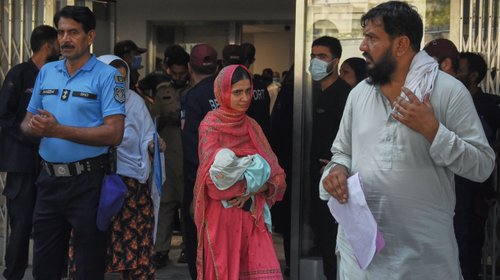 Suspenden a funcionarios por incendio en hospital de Pakistán