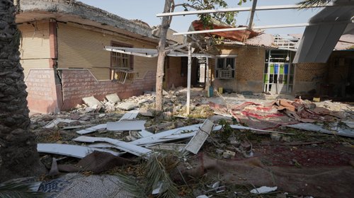 Irán eleva a 18 muertos y 142 heridos por ataques de EUA
