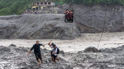 Rescatan a trabajador atrapado en un túnel tras riada en Nepal