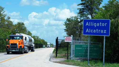 Revelan que detenidos en Alligator Alcatraz estuvieron en jaulas