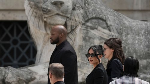 Indemnizan a Kim Kardashian con un euro por robo en París en 2016