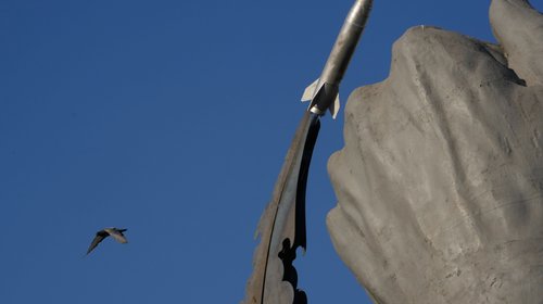 EUA destruye dos lanchas iraníes que buscaban tomar un dron