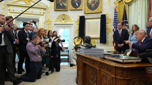 Veta Donald Trump a tres medios de la Casa Blanca